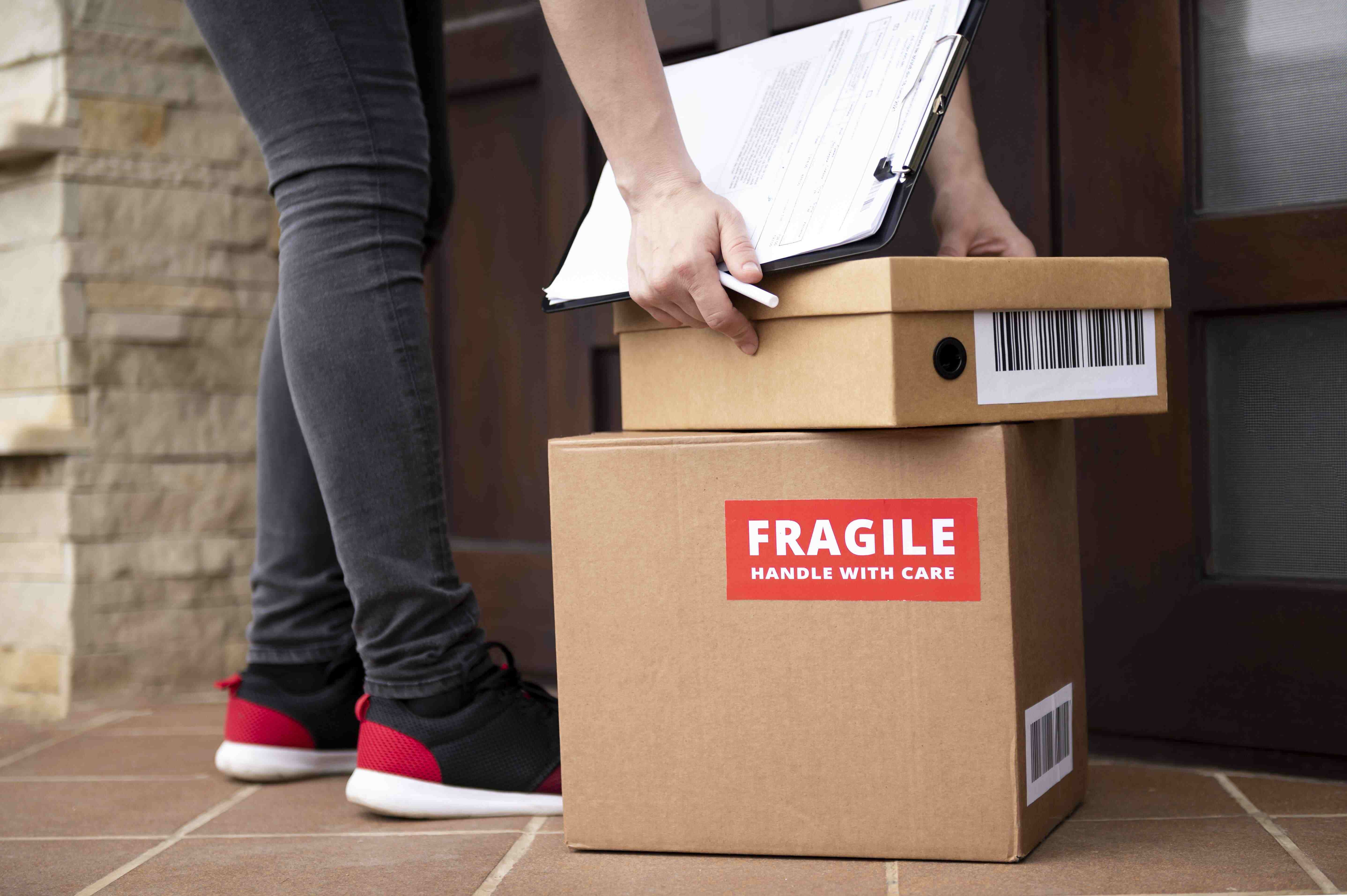 close-up-delivery-man-with-clipboard