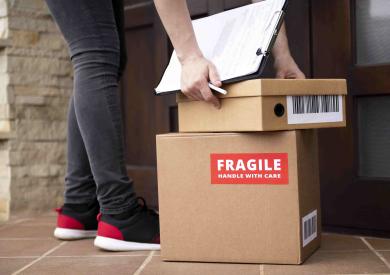 close-up-delivery-man-with-clipboard